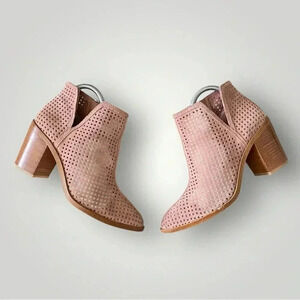 1.State Larocka Blush Suede Pointed Toe Stacked Heel Perforated  Booties Sz 8
